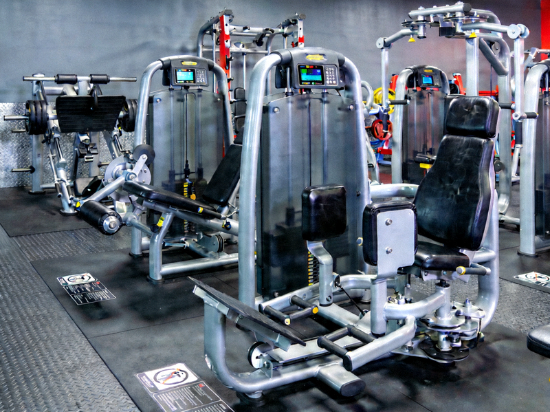 综合训练器械 - 商用健身房力量训练设备