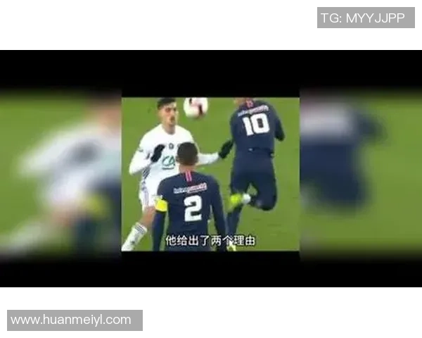 足球巨星化身钢铁坦克驰骋绿茵展现力量与速度结合魅力