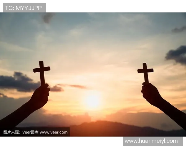 足球球星献身信仰以十字架为背景展现宗教与运动精神的完美融合